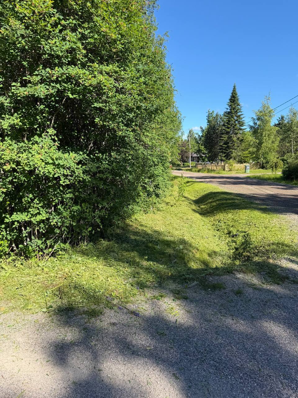 Siisti, niitetty tienvarsi risteyksen kulmalla Espoossa